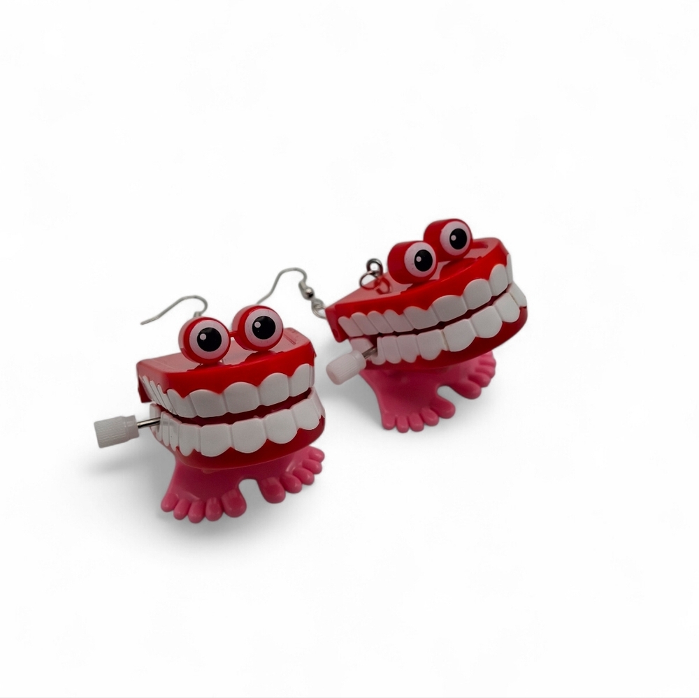 NWT Wind-Up Chattering Chomping Teeth Earrings